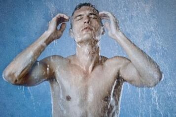 Užívanie kontrastnej sprchy mužom pre zdravie prostaty